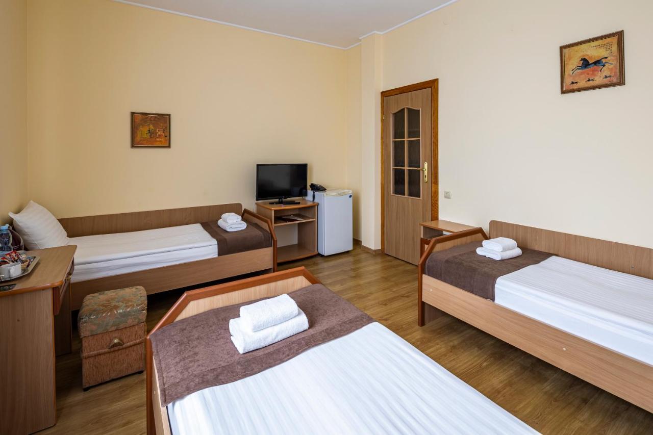 Hotel Galaktika Vynnyky Exterior foto